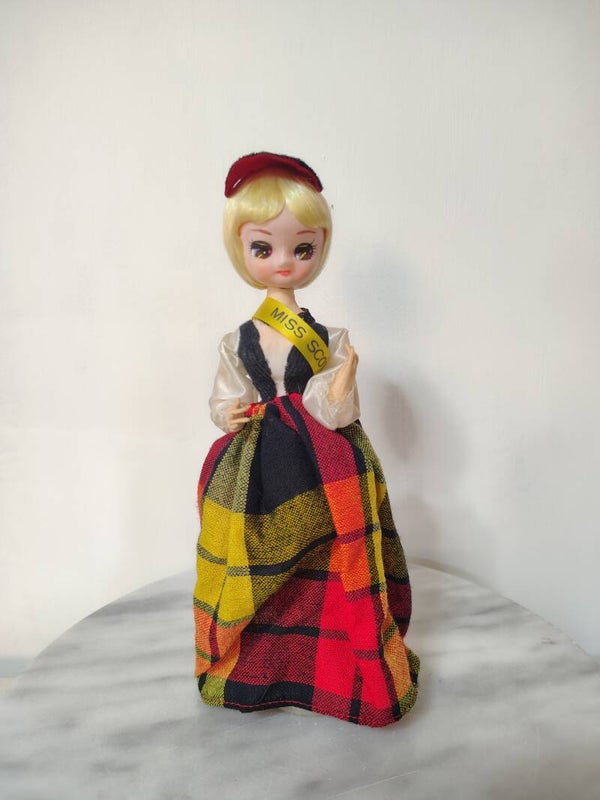 Vintage souvenirpop 'Miss Scotland' | Made in Korea | Jaren '70/'80 | Verzamelobject