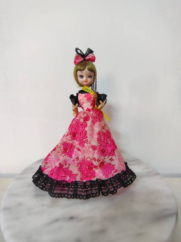 Vintage souvenirpop 'Miss Scotland' | Made in Korea | Jaren '70/'80 | Verzamelobject