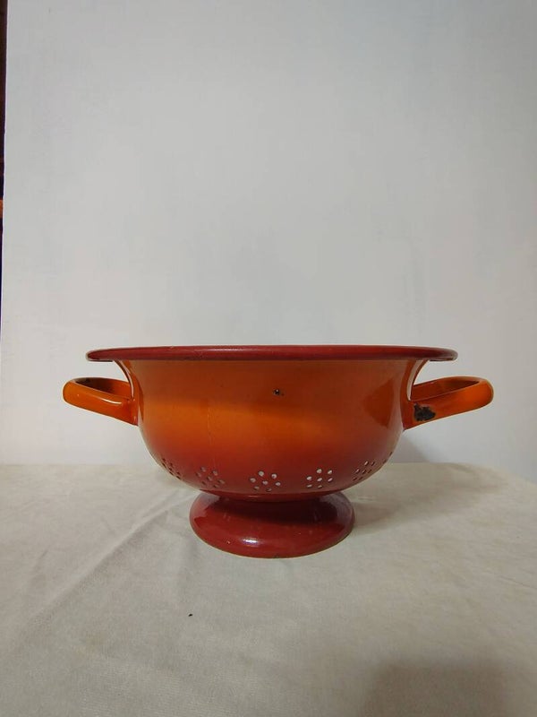 Vintage emaille vergiet op voet | Jaren 60/70 | Oranje | Retro keukenaccessoire