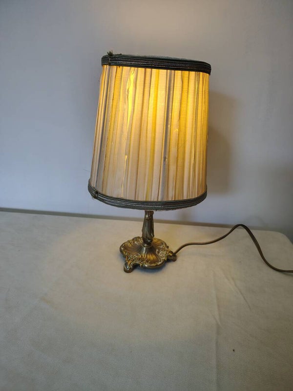Sfeervolle vintage tafellamp met messing voet – klassieke charme 💡✨