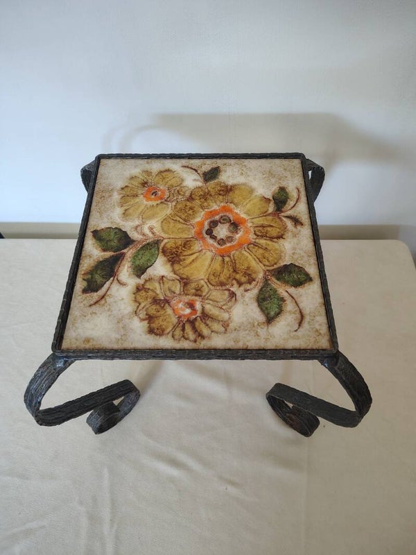 Bloemenpracht in smeedijzer – vintage tegelplateau met landelijke charme 🌼