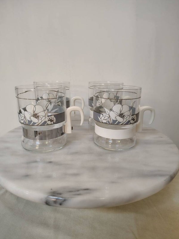 Retro theeglazen met witte handgrepen – Set van 4 – Jaren 70 bloemenprint