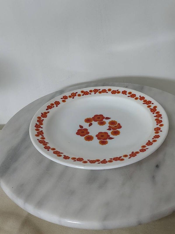 Arcopal Lotus Frankrijk – Vintage jaren 70 ontbijtbord met oranje bloemen