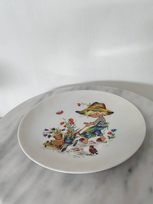 Vintage kinderbord met nostalgische tuinillustratie
