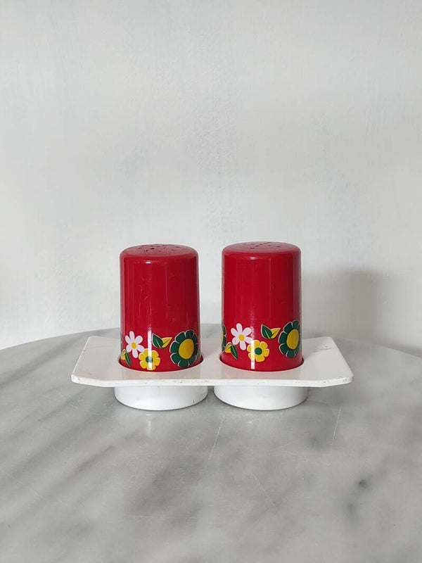 Vrolijke vintage peper- en zoutset met bloemen – Jaren 70 retro
