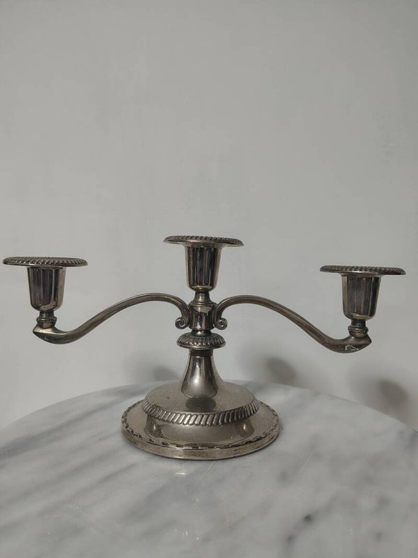 Vintage driearmige kandelaar – klassieke elegantie in zilverkleur