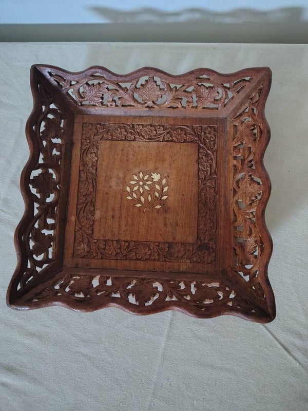 Handgesneden houten sierdienblad met parelmoer inleg – boho wereldvondst