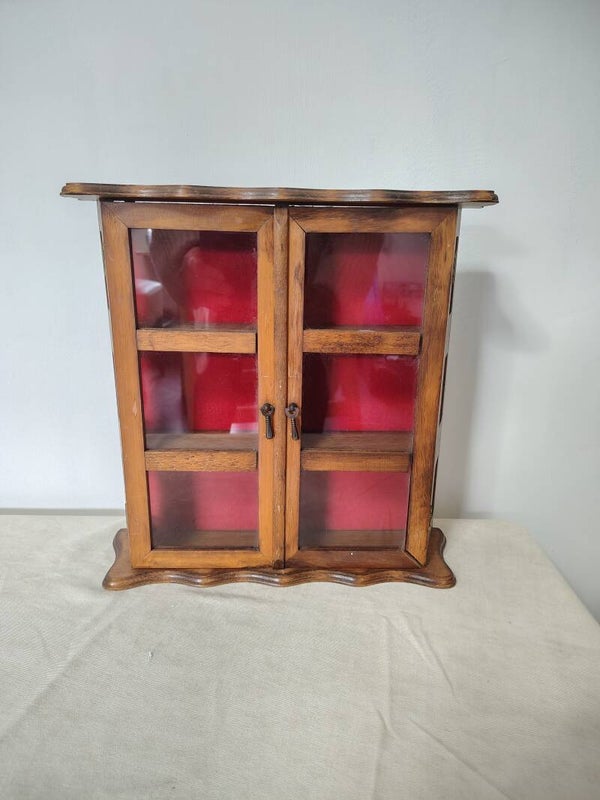 Vintage houten vitrinekastje met rood fluweellook interieur