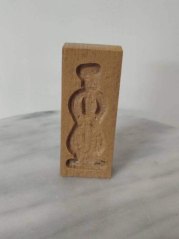 Kleine vintage houten koekplank met figuur – charmant stukje baknostalgie