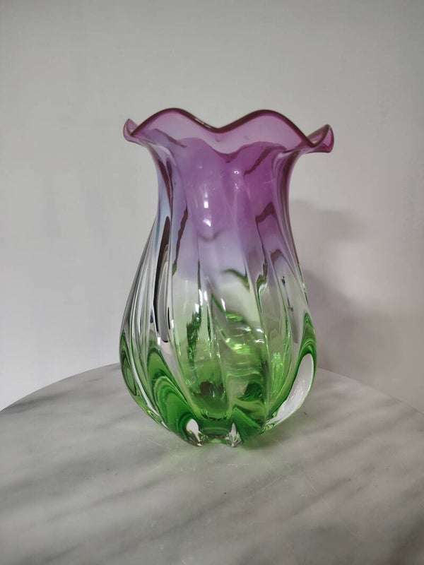 Kleurrijke art glass vaas in bloemvorm – groen & paars