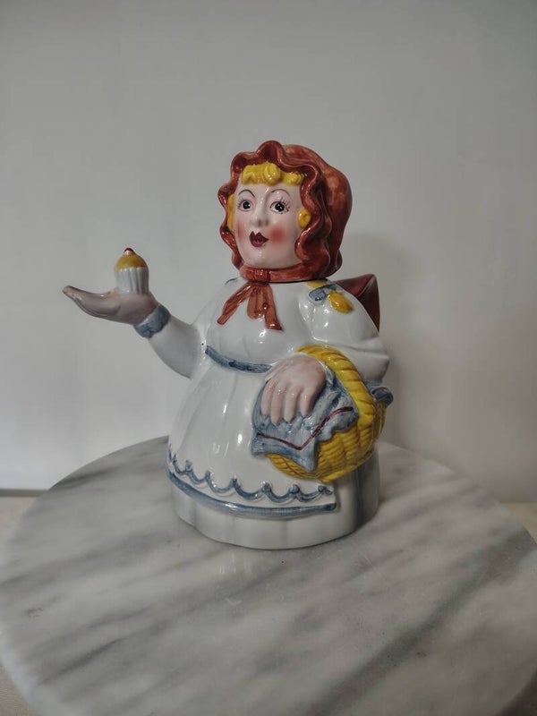 Kitsch met een knipoog – vintage figuurtheepot dame met cupcake