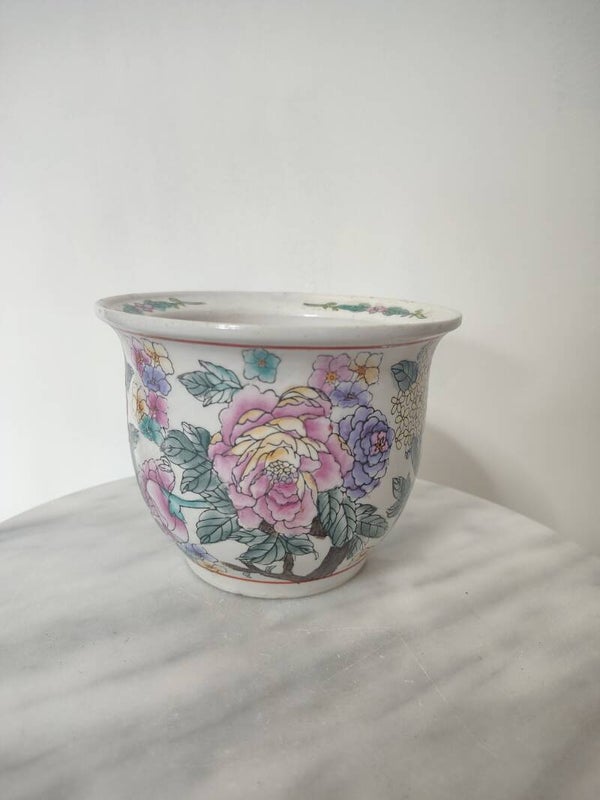 Kleurrijke vintage keramieken bloempot met bloemen