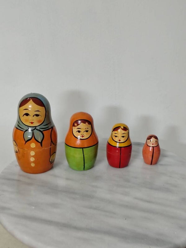 Kleurrijke vintage matroesjka poppen – handbeschilderde set van 4