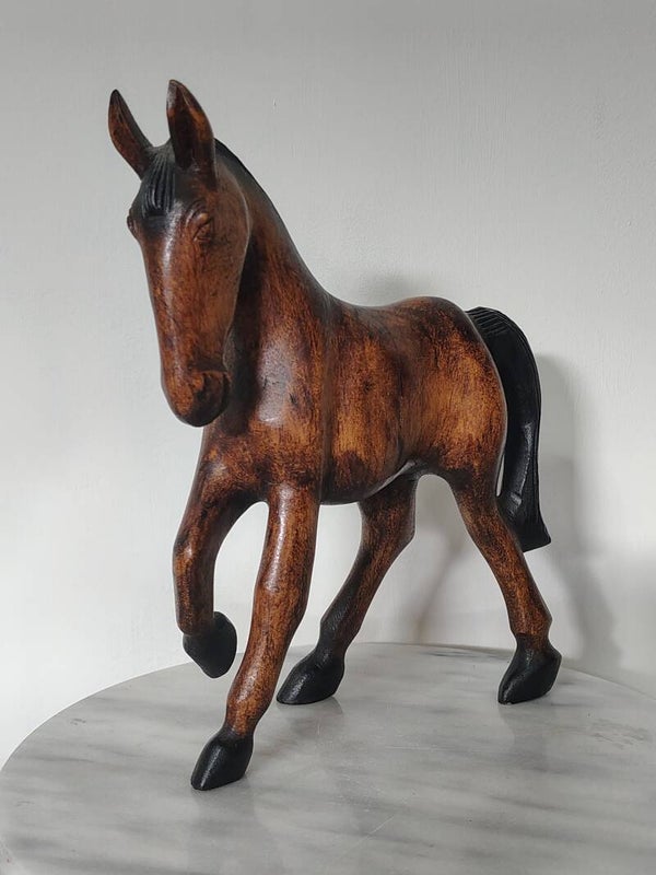 Sierlijk vintage houten paard – handgesneden uitstraling  Een prachtig