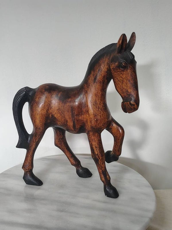 Sierlijk vintage houten paard – handgesneden uitstraling  Een prachtig