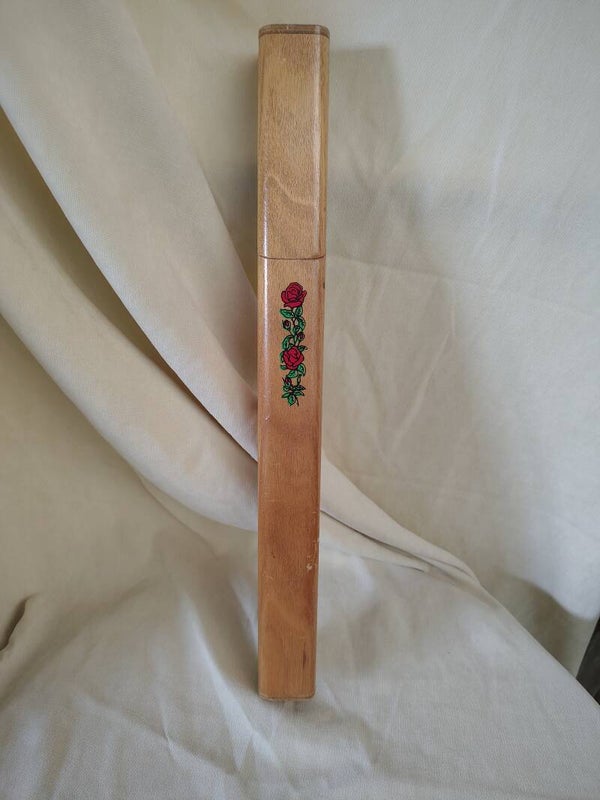 Vintage Houten Breinaaldenkoker met Rozen – Praktisch & Decoratief