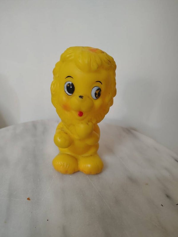 Brullend leuk! Vintage rubber pieper leeuw