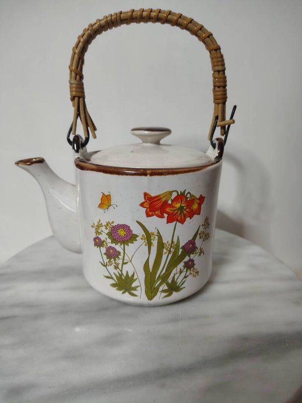 Vintage Wild Flowers theepot – jaren 70 – rotan hengsel
