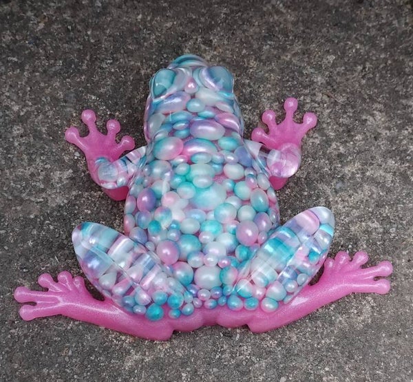 Grenouille rose, bleue et blanc nacrée