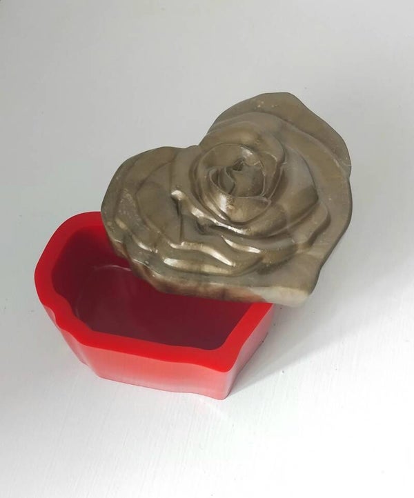 Boîte "rose" forme coeur - noire et or