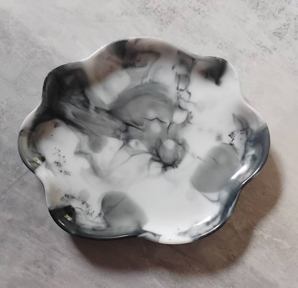 Vide poche ovale ondulé marbré noir, blanc et argent