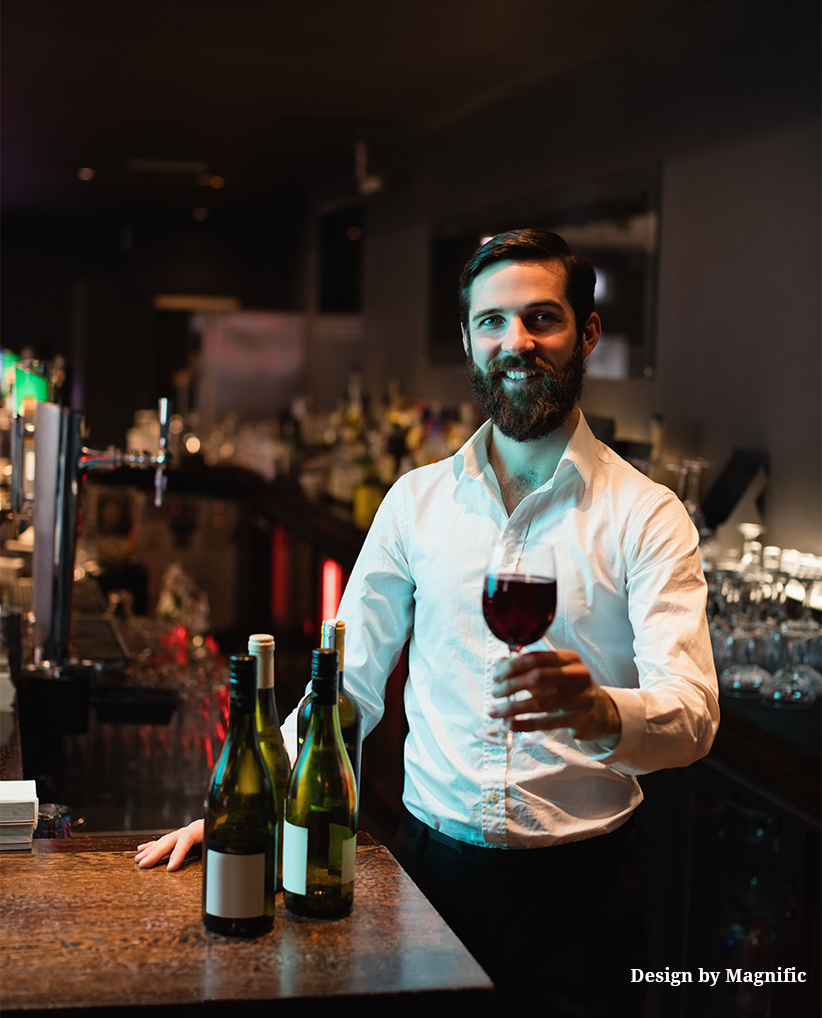 Image d'un caviste tenant un verre de vin rouge à la main