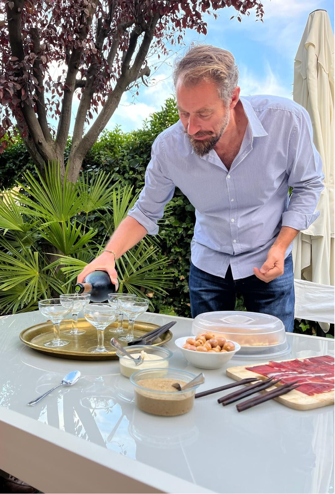 Photo du fondateur de la marque servant l'apéritif