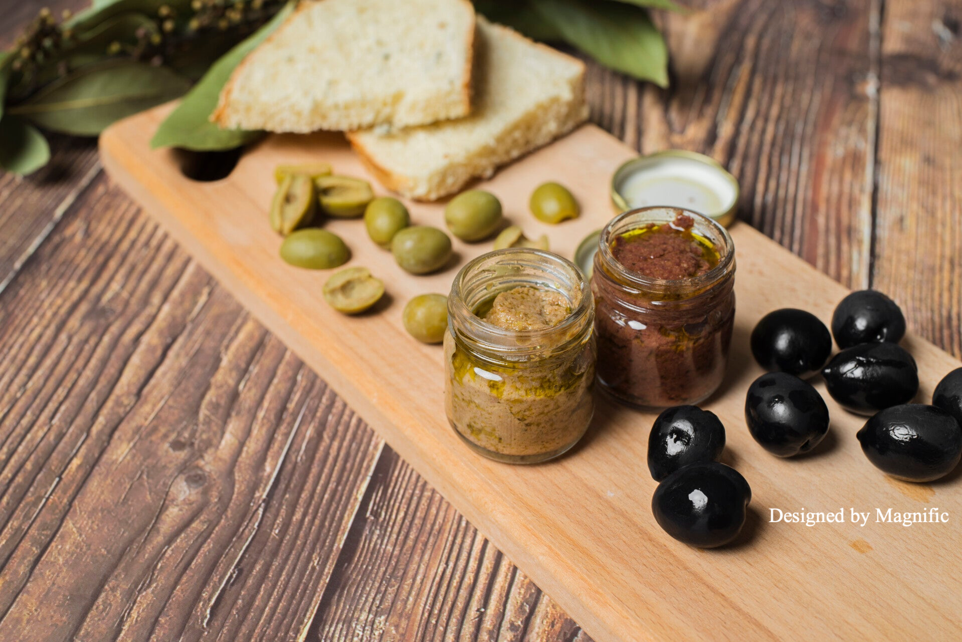 Photo de pots de tapenade de Marseille illustrant notre article sur l'origine de cette sauce