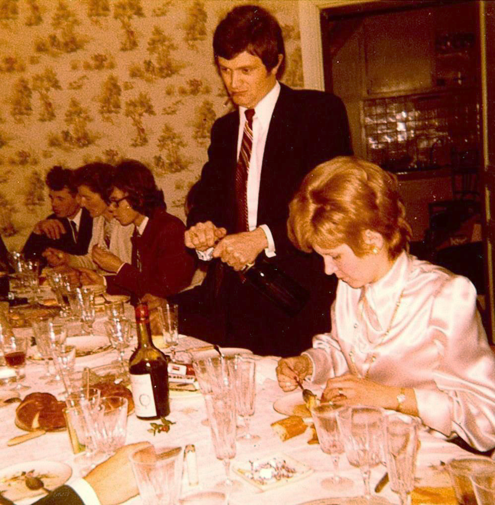 Photo d'un apéritif en famille dans les années 80