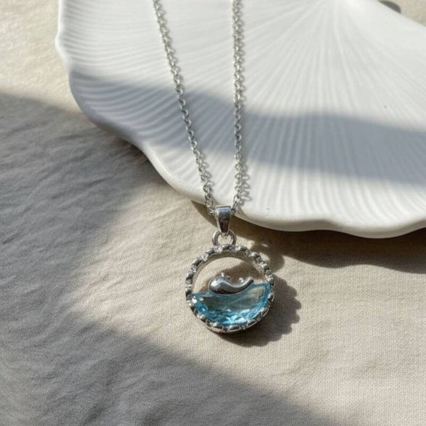 Collar ballena y mar