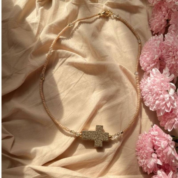 Collar cruz volcánica