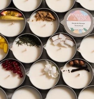 On y voit plusieurs bougies de la marque Sapone et Sens avec l'ingrédient qui les caractérise.