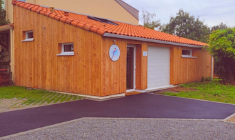 On y voit le cabinet Physio'moov que j'emprunte chaque samedi. C'est une maison en bois avec un parking 3 places gratuites