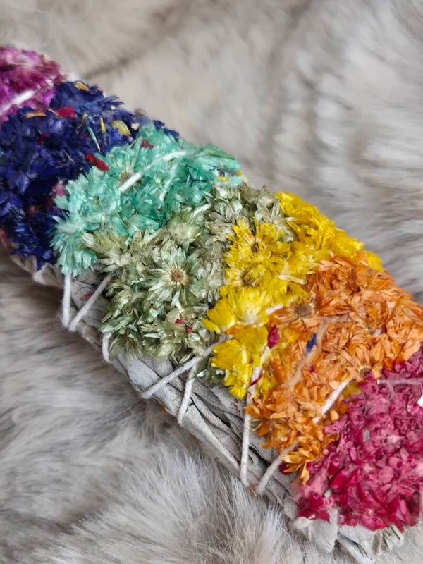 Witte salie smudge stick met verbascum bloemen in chakra stijl