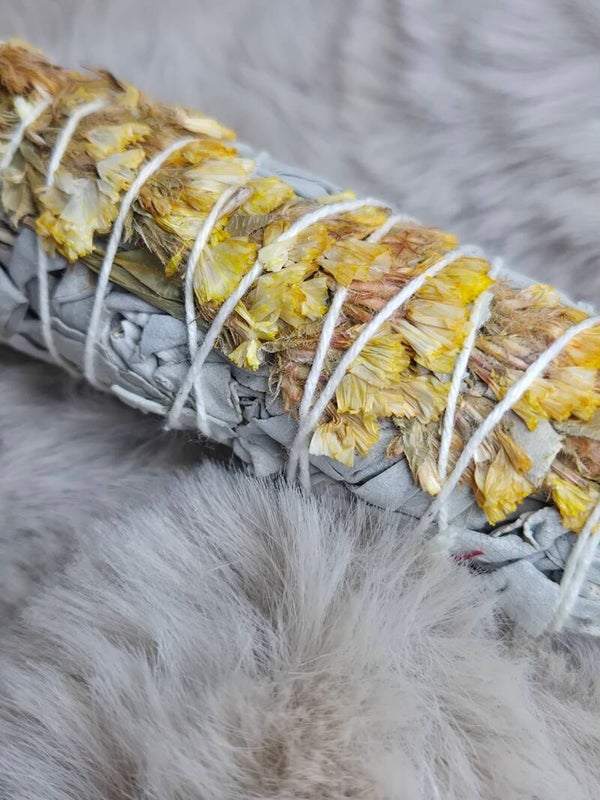 Smudge Stick Salie met gedroogde gele Sinuata bloemen
