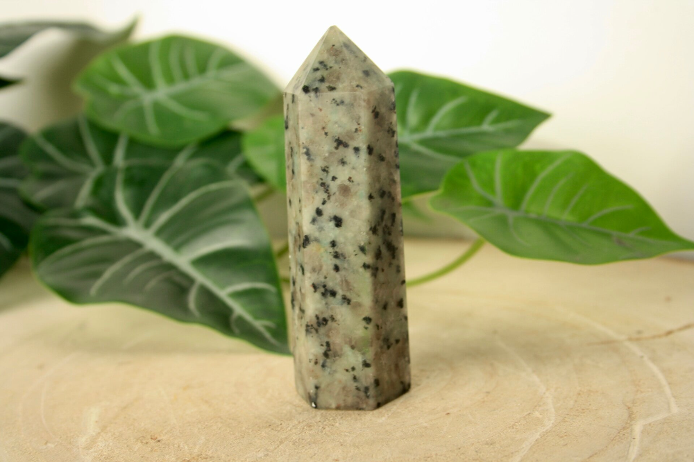 Kiwi Jaspis Toren (9 cm)