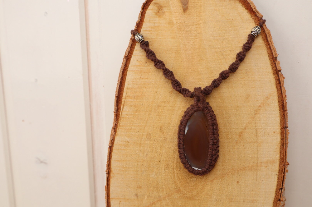Handgemaakte Macramé Ketting - Agaat Schijf - Donkerbruin