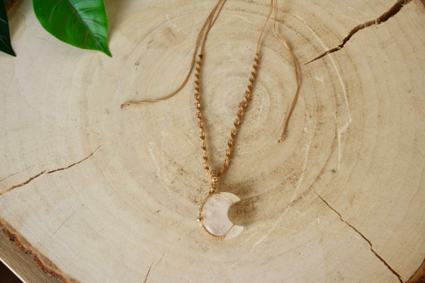Handgemaakte Bergkristal Macramé Ketting - Maan - Licht Bruin