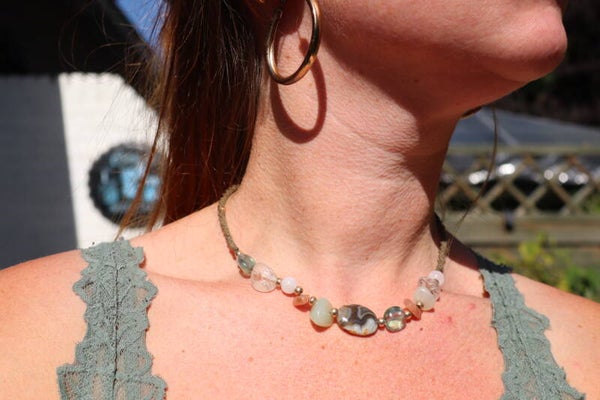 Handgemaakte Macramé Edelsteen Ketting – Zachtheid en innerlijke rust