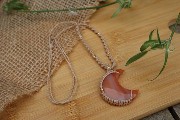 Handgemaakte Macramé ketting met Carneool Maan