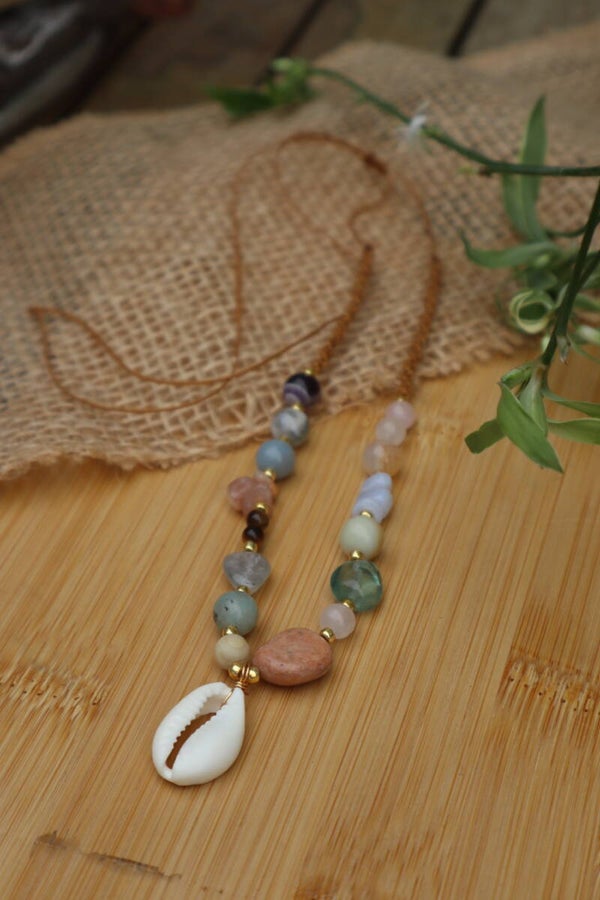 Handgemaakte Macramé Ketting met Edelstenen & Kauri Schelp