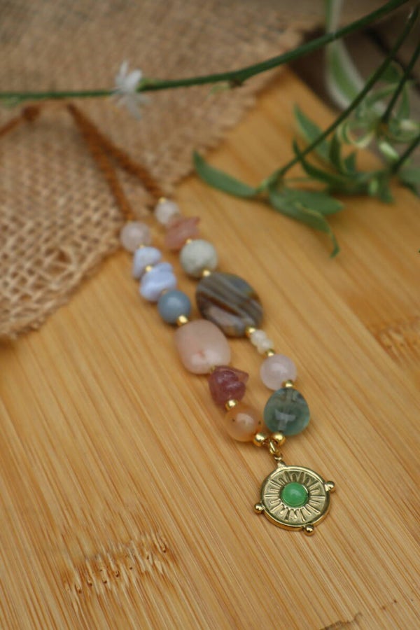 Handgemaakte Macramé Ketting met Edelstenen & Zonhanger