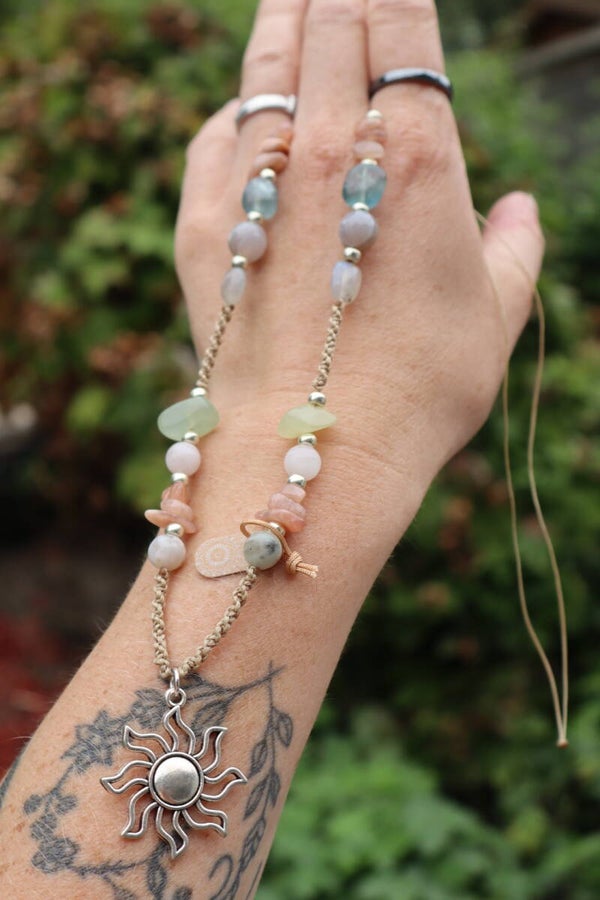 Handgemaakte Macramé Ketting met Edelstenen & Zonhanger