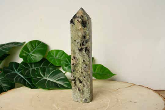 Regenboog Maansteen/ Lepidoliet Obelisk - XL - (19 cm)