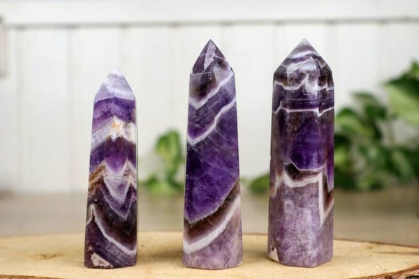 Edelsteen Obelisk - Chevron Amethist (6 - 13cm)