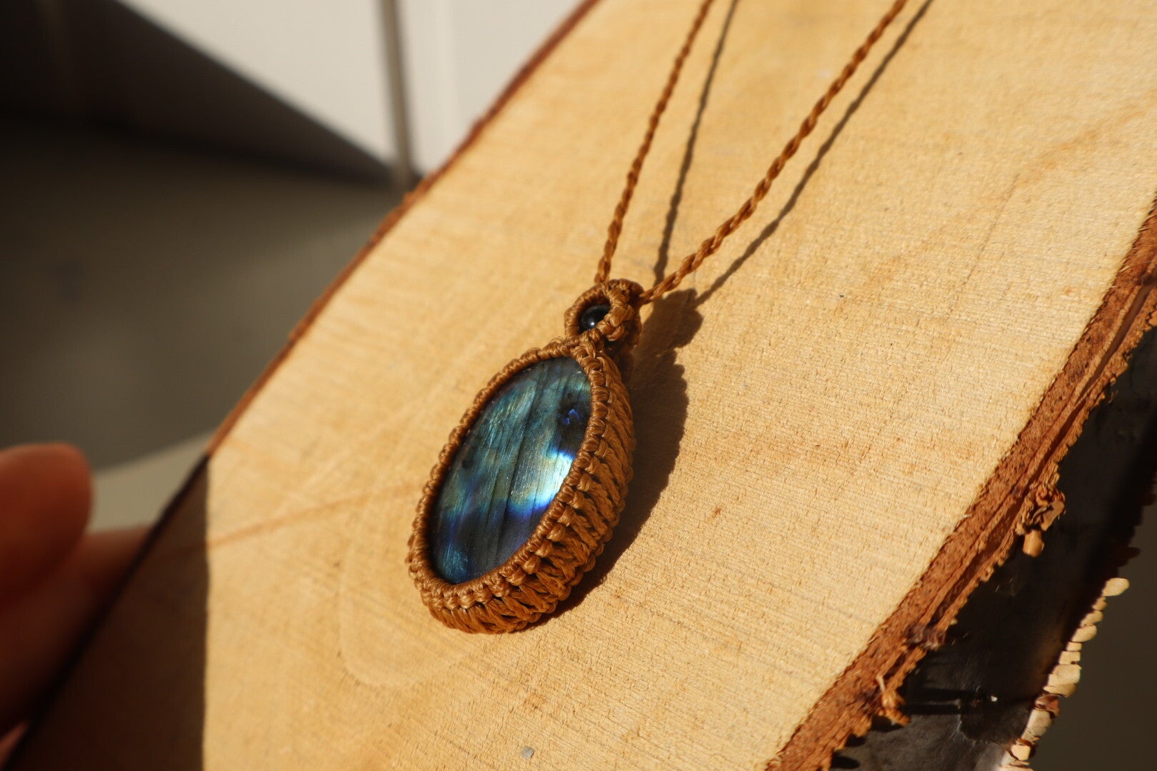 Handgemaakte macramé ketting met Labradoriet & Zwarte Toermalijn