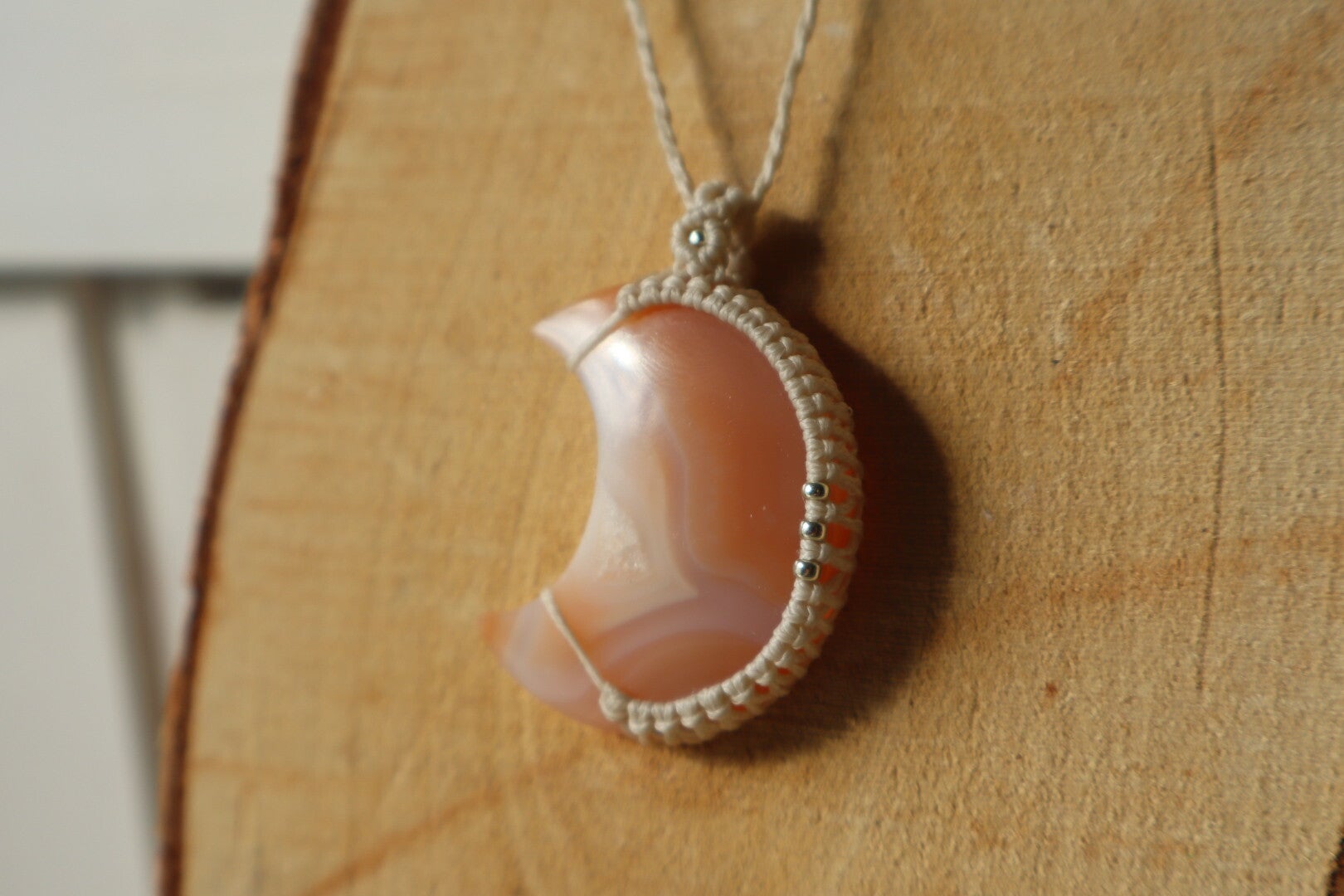 Handgemaakte macramé ketting met Carneool Maan