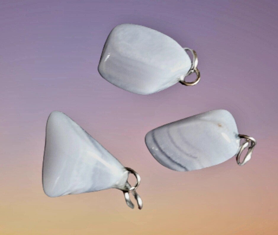 Chalcedoon 1-2 cm, hanger.