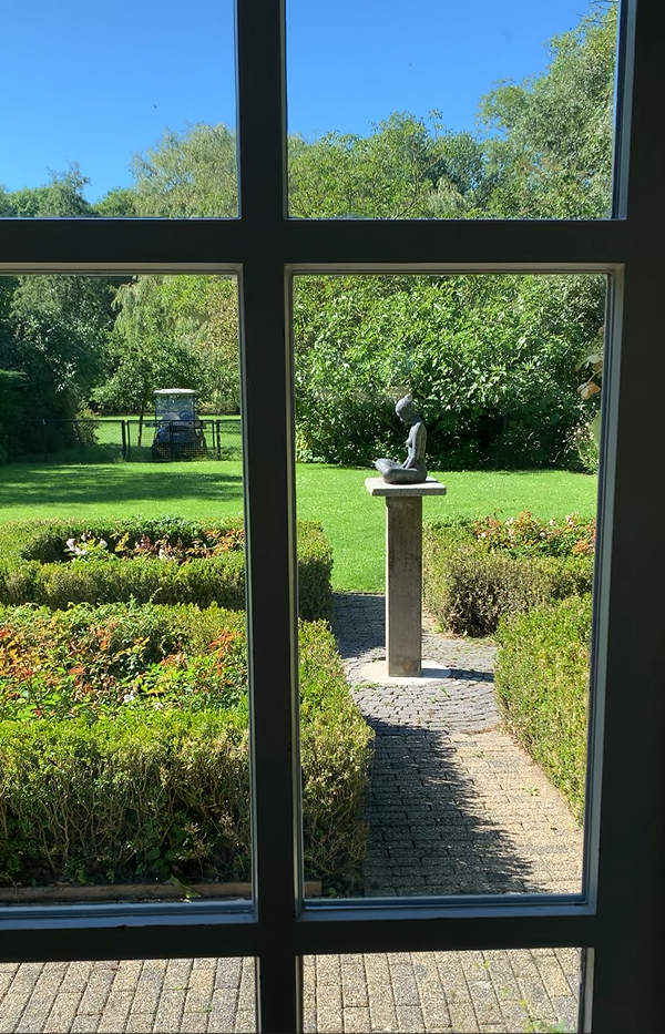 Zicht vanuit keuken naar tuin