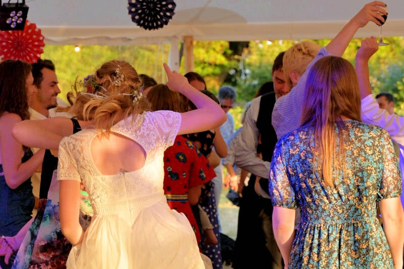 dancing like no ones watching wedding photo